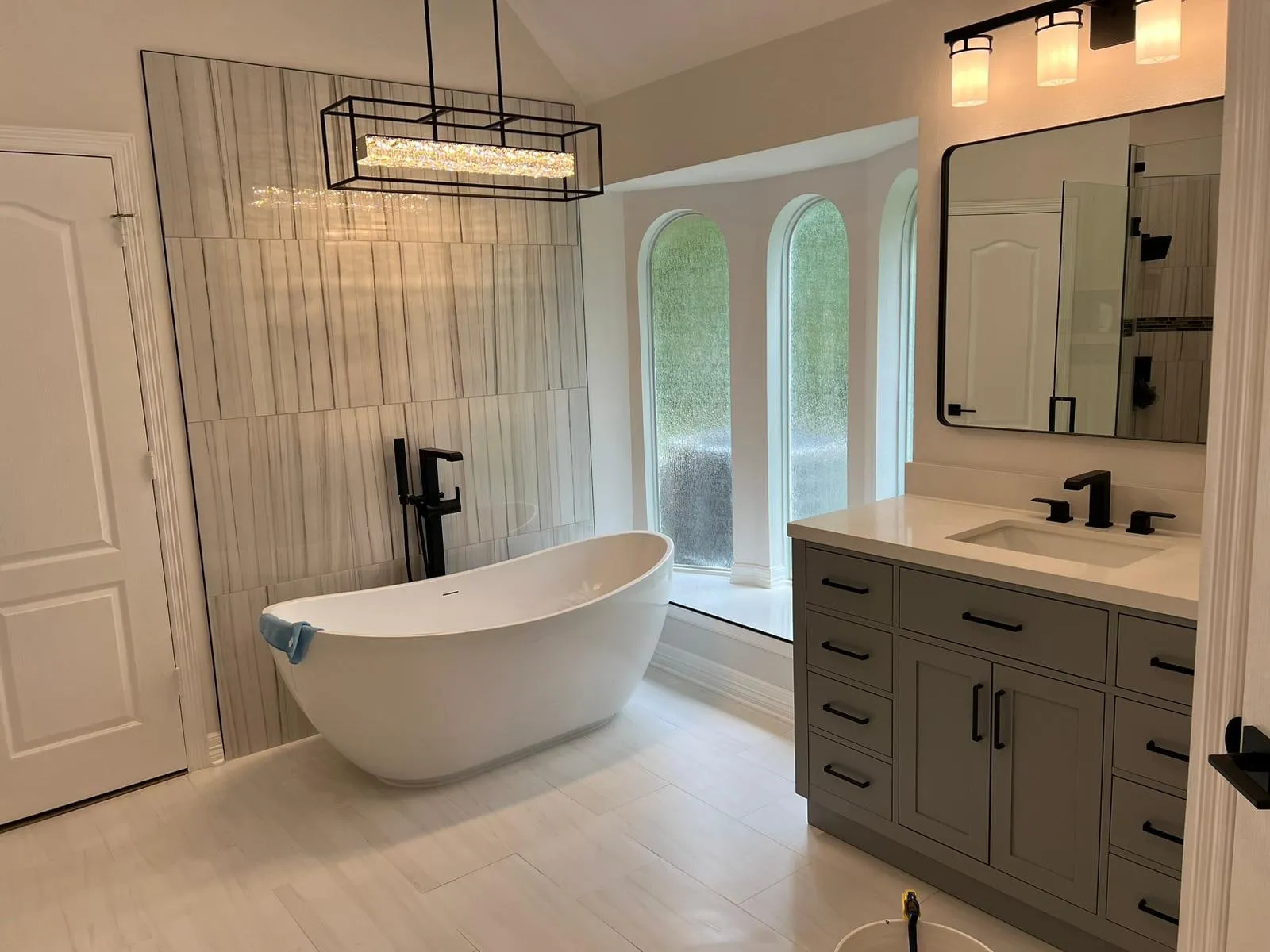 Primary bathroom suite with a freestanding tub and a curbless stone wet room in Sterling Ridge, The Woodlands, TX