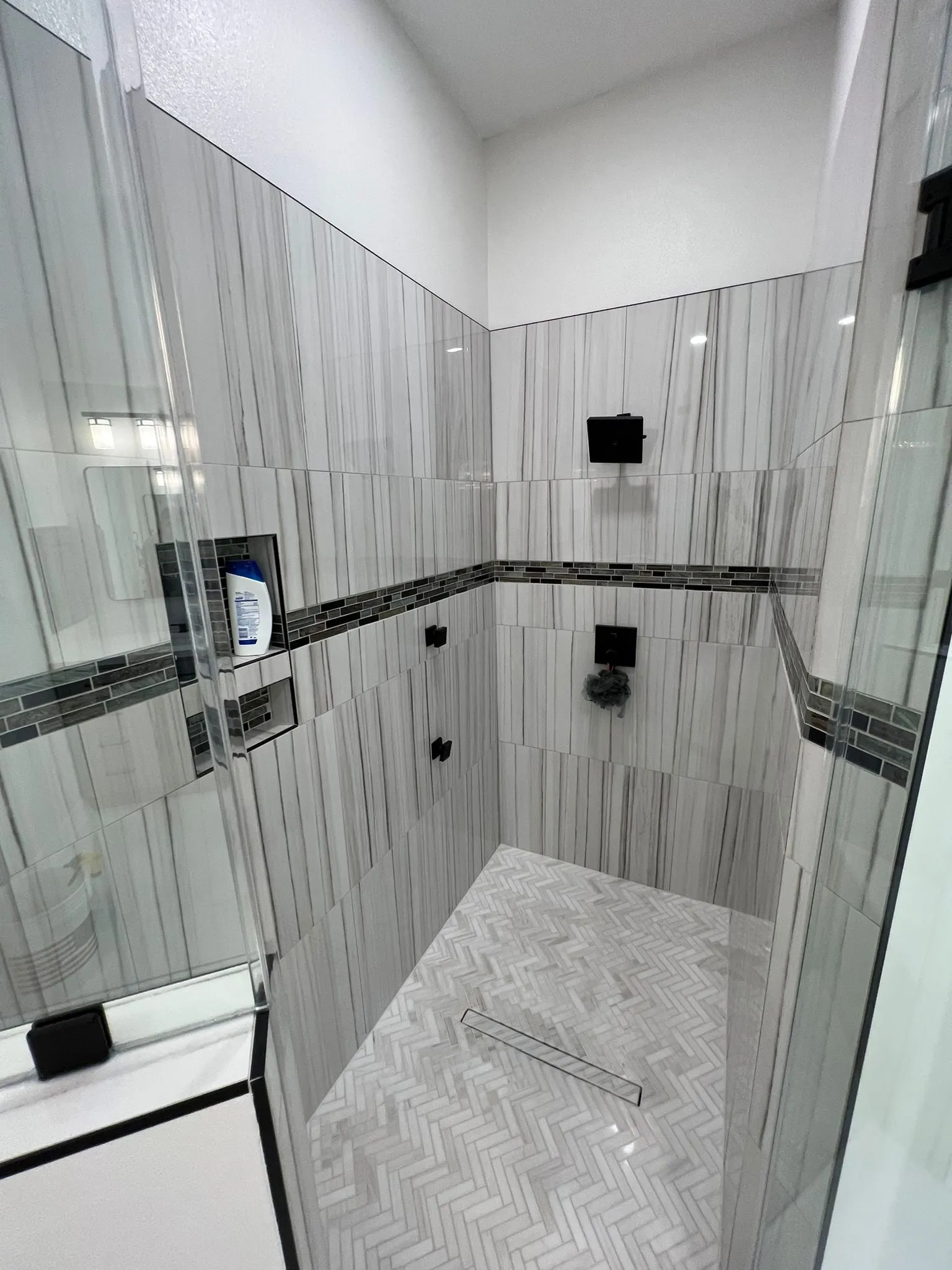 Primary bathroom suite with a freestanding tub and a curbless stone wet room in Sterling Ridge, The Woodlands, TX